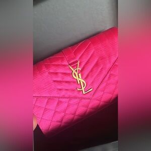 YSL FUCCIA CROSSBODY. Adjustable chain strap.